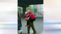 عجوز يحمل زوجته على ظهره في الشارع يثير ضجة على الإنترنت !