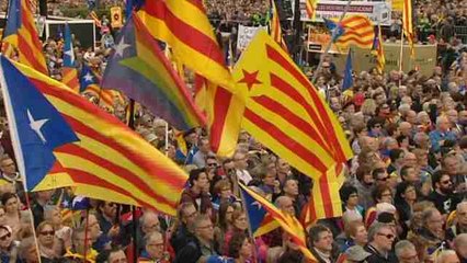 Miles de personas se manifiestan en Barcelona en apoyo a los cargos soberanistas