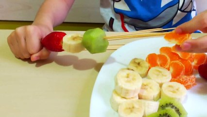 Meyve çöp şiş hazırlayan çocuk