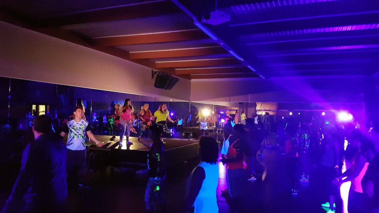 Shaky Shaky Glow Party