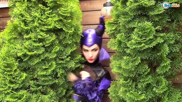 Spiderman w/ Batman & Frozen Elsa vs Maleficent Superheroes in real life! Spider-Man Pizza