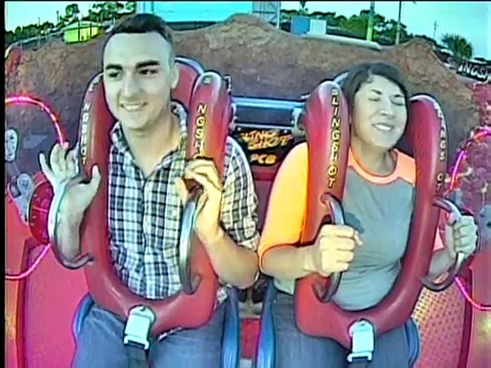 Un homme s'évanouit plusieurs fois dans un slingshot