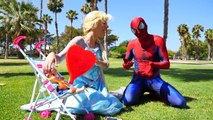 Elsa Frozen Torna-se uma rã, comer uma mosca! Spiderman Beijos da rã w Hulk! Spiderbaby! Super-herói