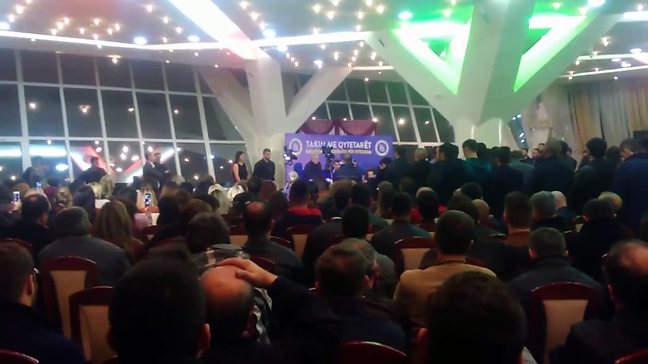 Shikoni si Pritet Ali Ahmeti me duartrokitje ne Kumanov nga Kumanovaret