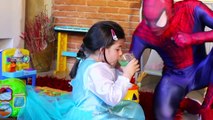 Pequeno Elsa tem o cabelo colorido arco-íris! Spiderman, Hulk! Venom com a piada de veneno de cobra