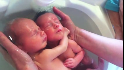 Yeni Doğan İkizlerin Banyo Keyfi Süper