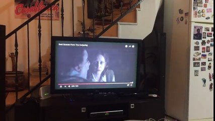 Il passe la scène la plus effrayant d'un film d'horreur à son chien. Sa réaction est terrible !