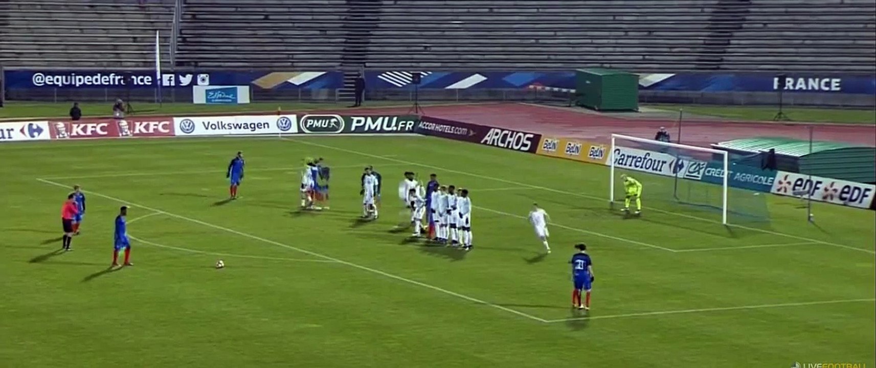 Le superbe coup-franc de Moussa Dembele contre l'Angleterre U21 !