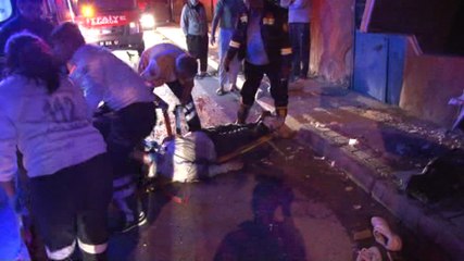 Servis minibüsü eve çarptı, 3 ölü, 8 yaralı