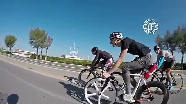 Il se propulse à vélo avec un extincteur !! Meilleur dopage LOL