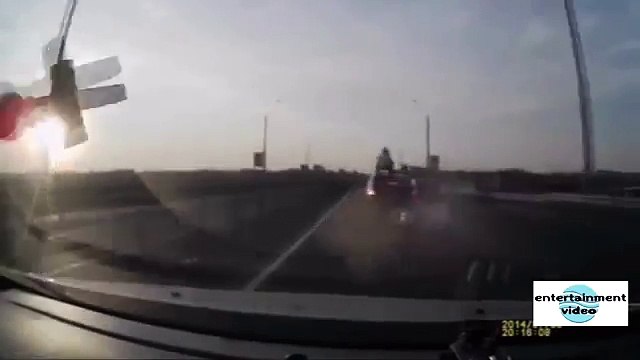 ДТП - Мотоциклист врезался, сделал сальто и приземлился на крышу авто