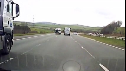 Ce camping car se désintègre sur une autoroute !