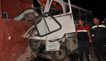 Alkollü servis şoförü eve daldı: 3 ölü 8 yaralı