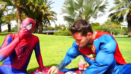 Superman belly-ache vs Doctor, Spiderman Sick & Elsa vs Kinder Surprise eggs w/ Hulk