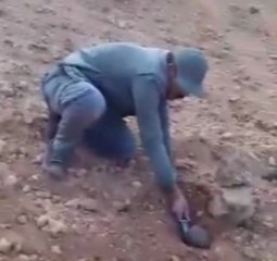 ÖSO Komutanı mayını elleriyle çıkarttı