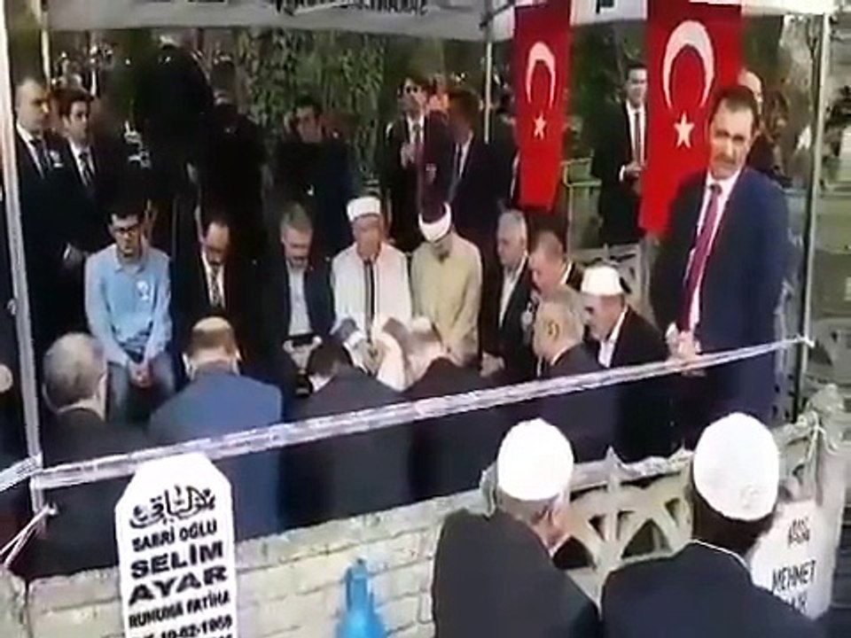 erdogan-sehit-kaymakam-icin-mezari-basinda-kurani-kerim-okudu