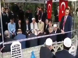 erdogan-sehit-kaymakam-icin-mezari-basinda-kurani-kerim-okudu