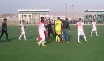 Saha karıştı: Futbolcuların tekme tokat kavgası kamerada