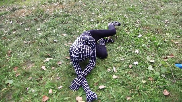 Hulk vs örümcek adam - Gerçek hayatta süper kahraman savaş - kavga - ölüm maçı