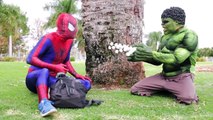 Spiderman caga ovos surpresa vs Doctor! Spiderman é doente w Spidergil super heróis na vida real