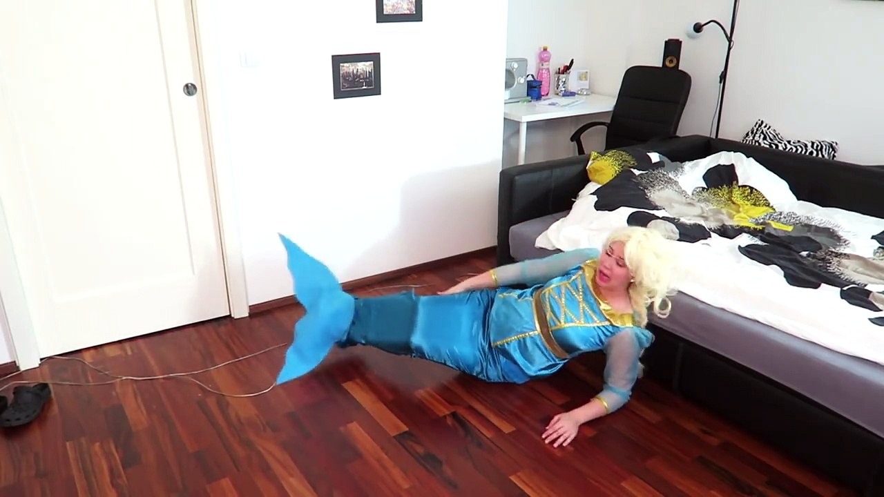 FROZEN ELSA vs MERMAID vs EVIL QUEEN Maleficent - Spiderman & Pink Spidergirl Superhero in Real Life