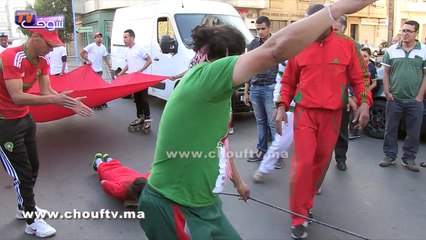 ‫سيارة تجر طفلة مغربية من شعرها..شوفو آش وقع ليها وها شنو قالت..‬‎