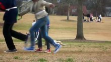 Pour rester au parc, ce chien fait le mort devant son maître désespéré
