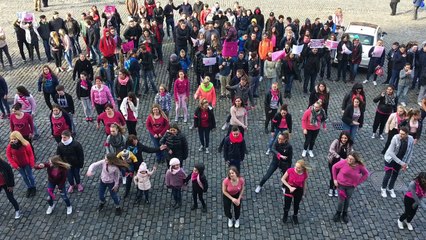 Flash mob de l'institu provincial Charles Deliège pour le cancer du sein