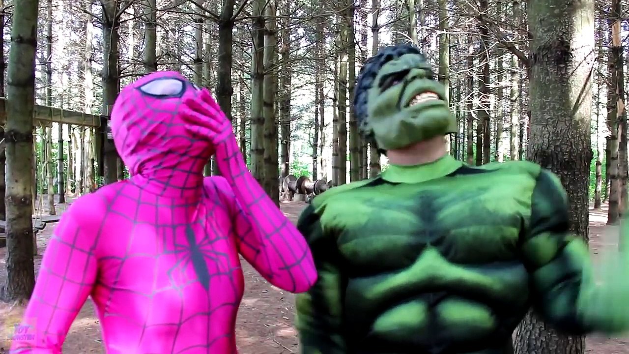Is Frozen Elsa Kissing Kristoff?! w/ Spiderman Pink Spidergirl Hulk Anna Balloon Prank Superhero Fun