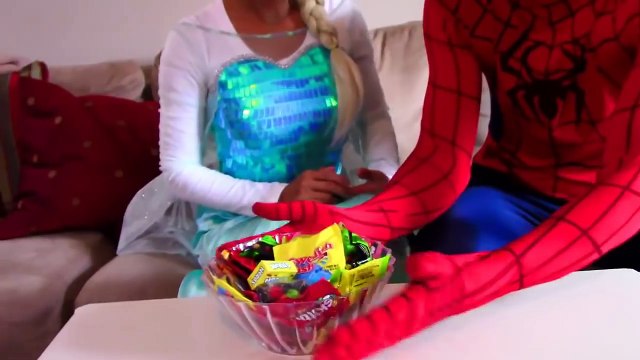 Spiderman & Elsa de la reine des neiges! En Français, Enceinte, nouveau bébé spider.