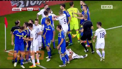 Edin Dzeko exclu après avoir baissé le short d'un joueur grec