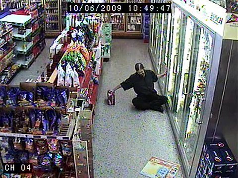 L'homme le plus saoul du monde va acheter des bières dans un magasin