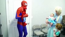Эльза ребенка и новорожденного ребенка пауков в реальной жизни анимационные фильмы Человек паук