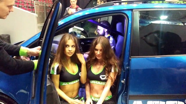 Il hérisse les cheveux de ses 2 jolies hôtesses avec la sono