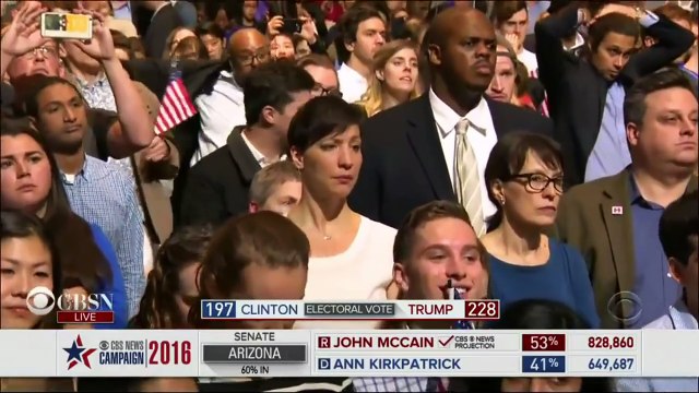 Un supporter d’Hillary Clinton mange sa crotte de nez en comprenant que sa candidate a perdu