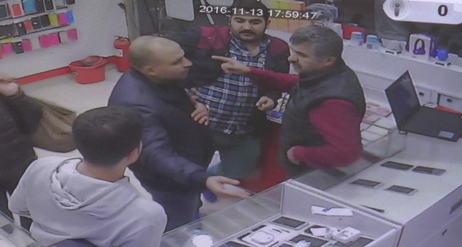 Sahte 600 euro ile telefon almak isterken yakayı ele verdi