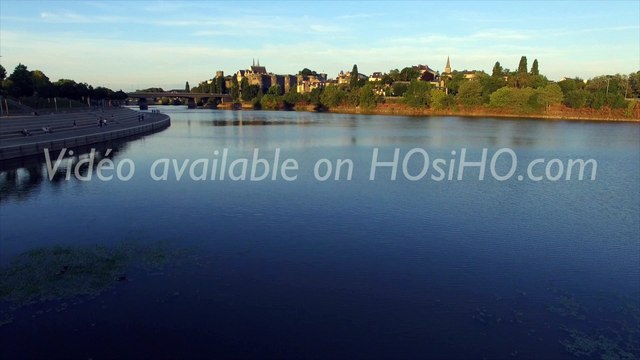 VUE AÉRIENNE PAR DRONE D'ANGERS DEPUIS LES BORDS DE LA MAINE