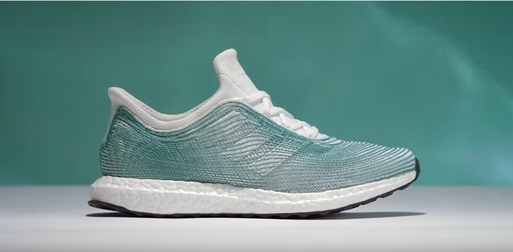 VÍDEO: Estas zapatillas Adidas están hechas de plástico del mar