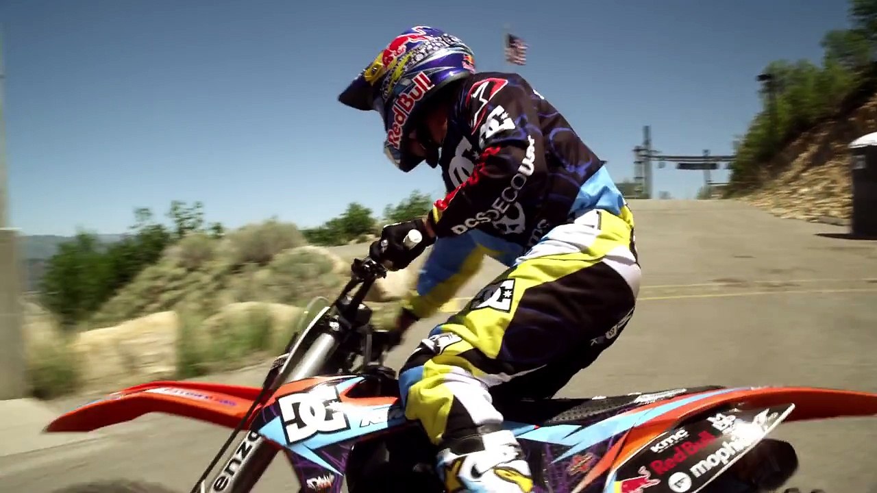 Acest motociclist a câștigat 2 MILIOANE $ pentru acest moment de doar câteva secunde. Omul acesta nu este în toate minți