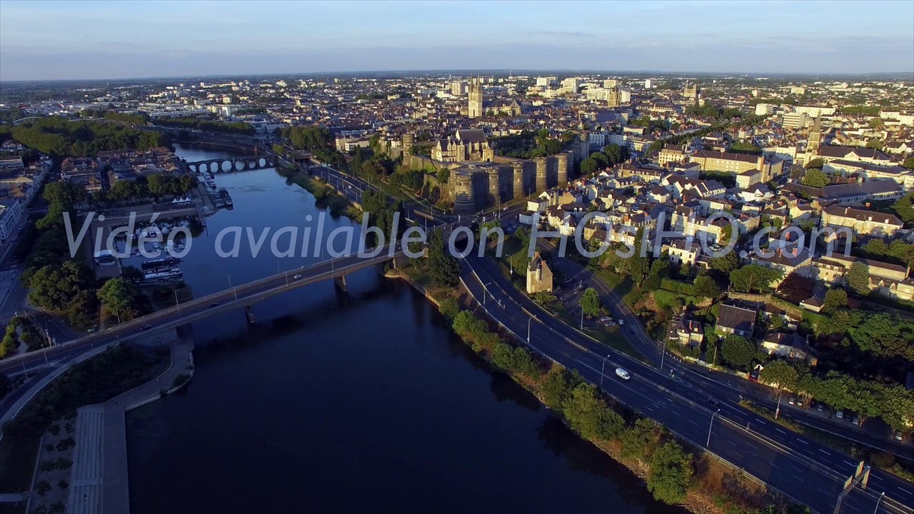 VUE AÉRIENNE PAR DRONE D'ANGERS DEPUIS LES BORDS DE LA MAINE (1)