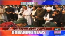Maulana Tariq Jameel is Offering Funeral Prayer of PPP Secretary Jahngir Badar at Lahore