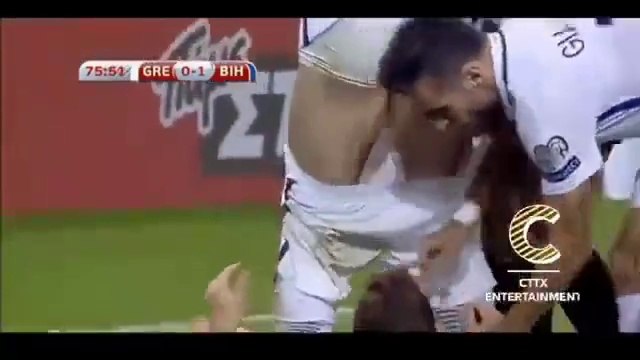 Il prend un carton rouge pour avoir baissé le short de son adversaire... Ahahah