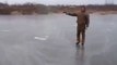 Il tire sur un lac gelé avec un pistolet et regardez ce qu'il se passe.... Dingue