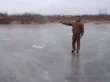 Il tire sur un lac gelé avec un pistolet et regardez ce qu'il se passe.... Dingue