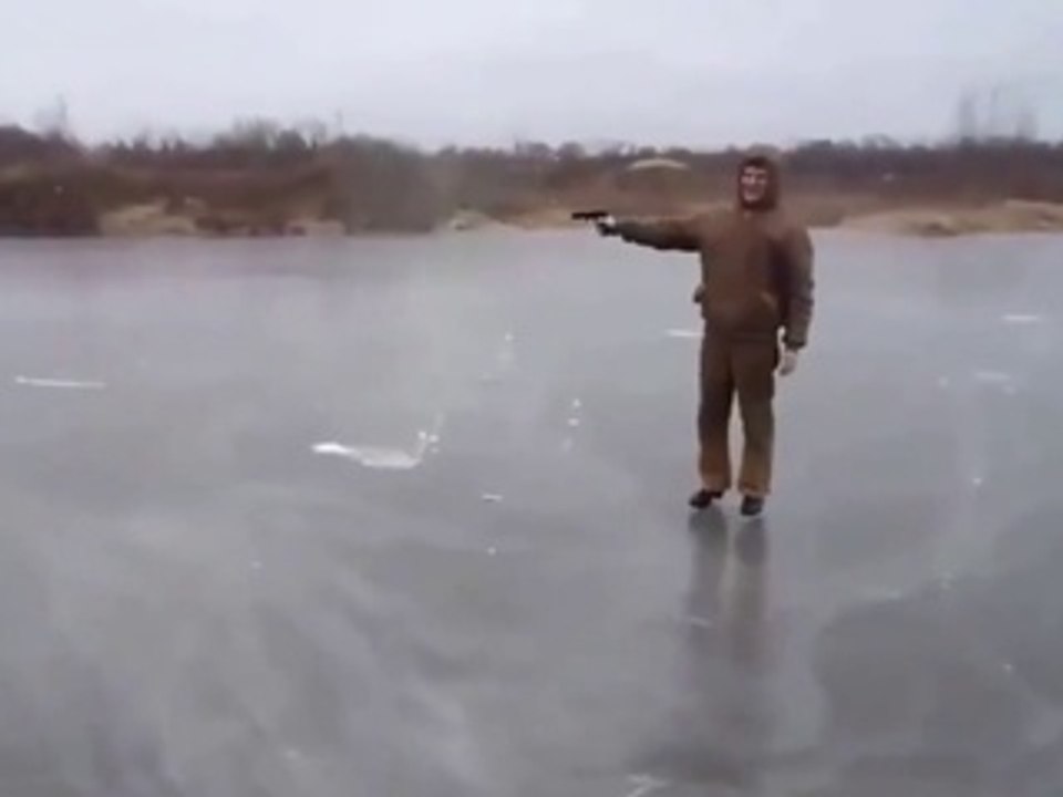 Il tire sur un lac gelé avec un pistolet et regardez ce qu'il se passe.... Dingue