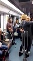 Quand un papy et une mamie volent la vedette à des rappeur dans le métro... Enorme