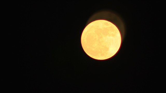 La super Lune brille en Asie