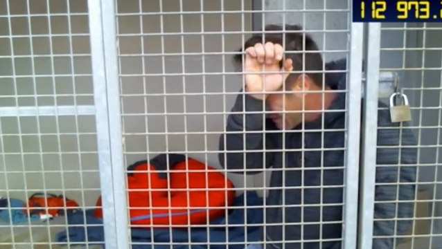 Enfermé dans une cage de la SPA, Rémi Gaillard fond en larmes