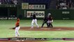 Baseball : Shohei Otani frappe une balle qui va se perdre dans le plafond du stade