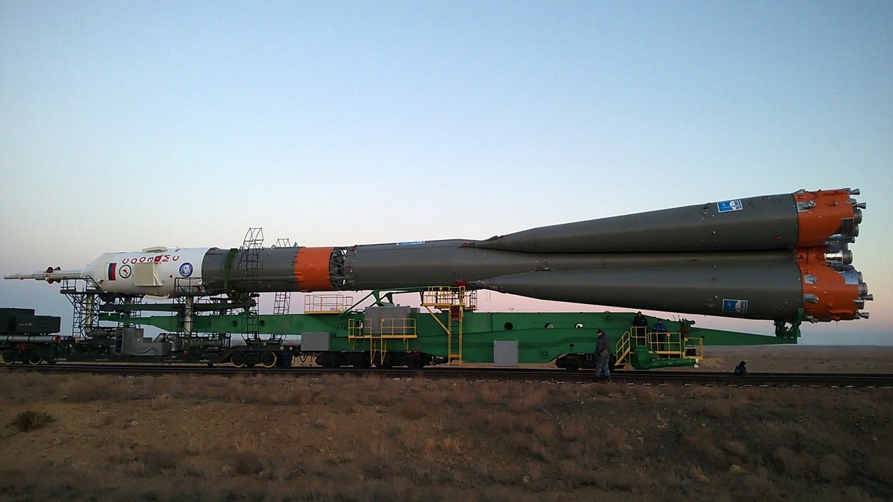 La fusée Soyouz acheminée jusqu'à son pas de tir, au cosmodrome de Baïkonour, au Kazakhstan, le 14 novembre 2017